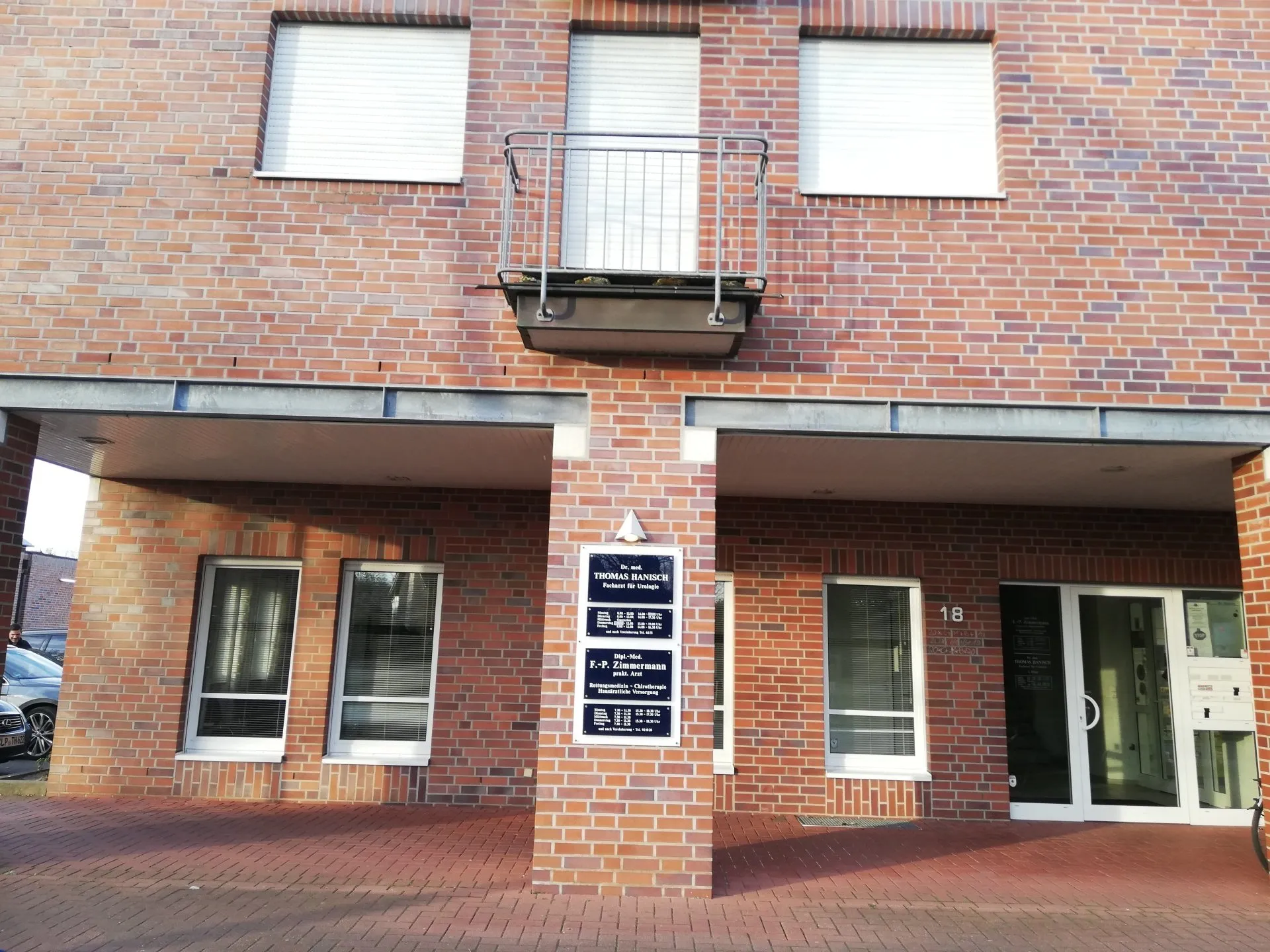 Eingang & Praxisschild